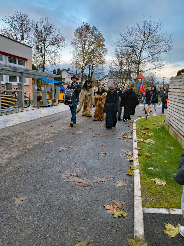 Kinderkrampuslauf in Obertrum, 27. November 2022 | Salzburger Schiachpercht'n und Krampusse