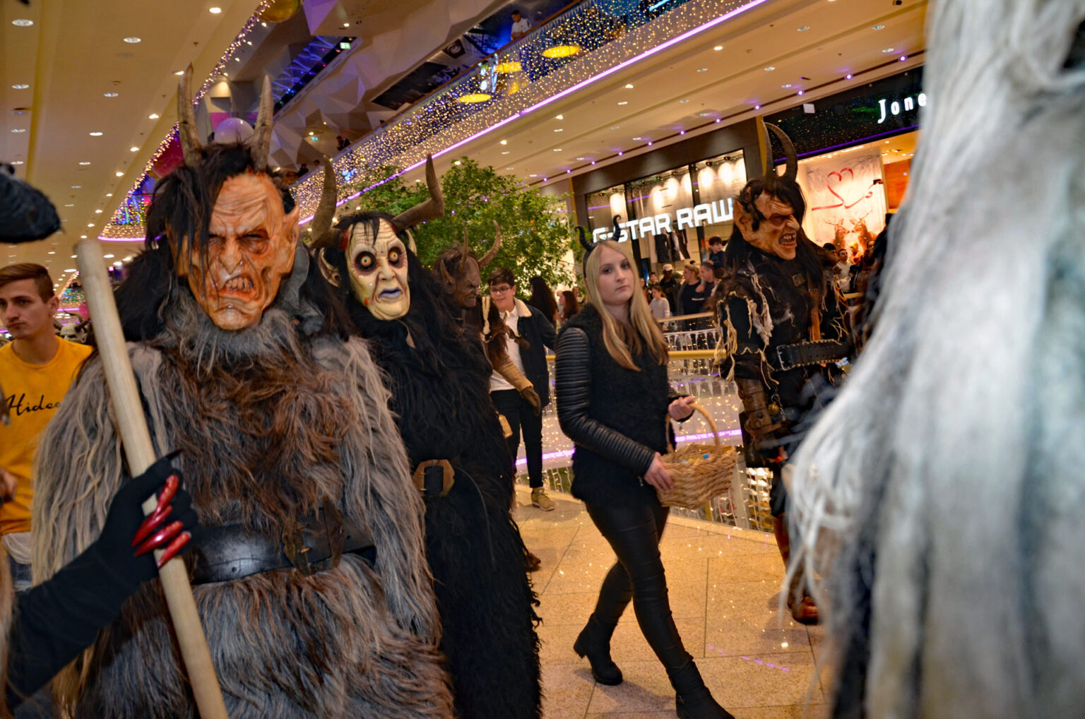 Krampuslauf In Der Pluscity In Linz 7 Dezember 2018 Salzburger Schiachperchtn Und Krampusse