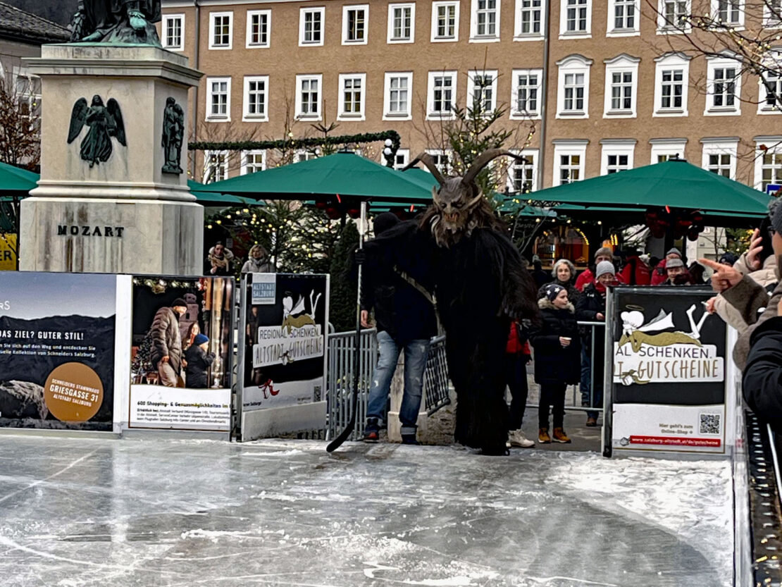 Eishockeyspiel gegen den Tormann von EC Red Bull Salzburg, 5. Dezember 2022 | Salzburger Schiachpercht'n und Krampusse