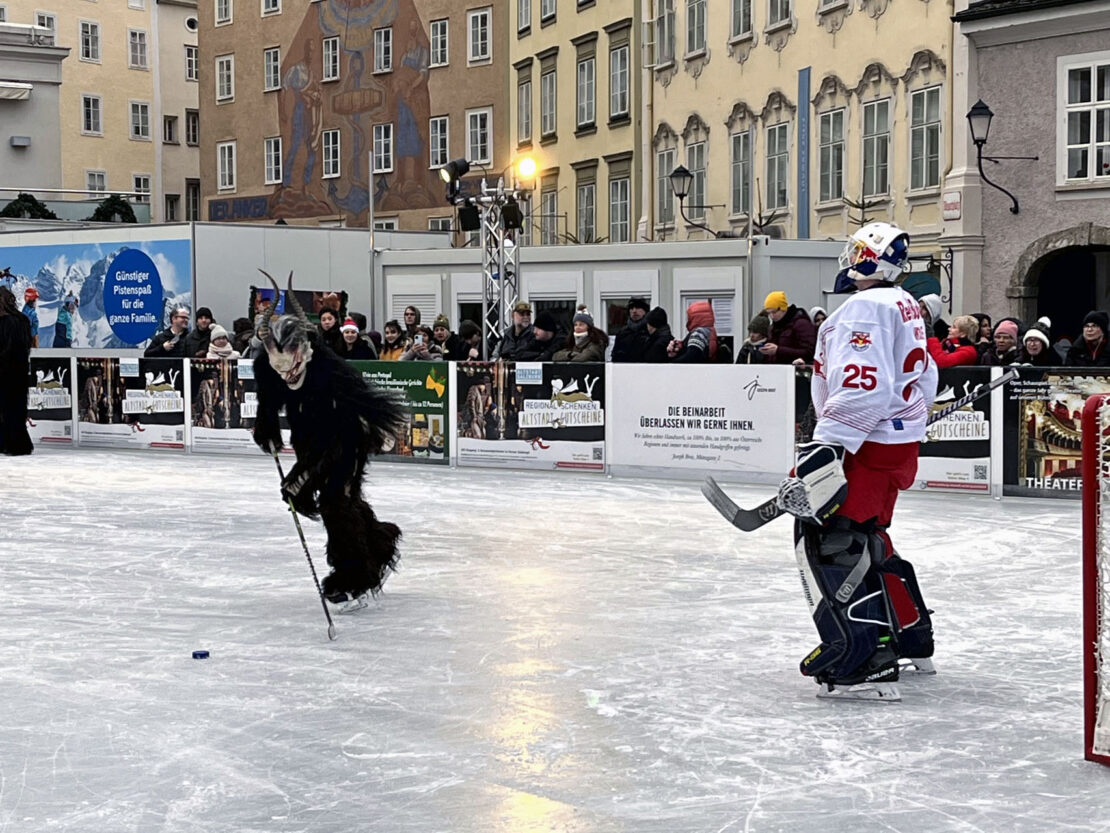 Eishockeyspiel gegen den Tormann von EC Red Bull Salzburg, 5. Dezember 2022 | Salzburger Schiachpercht'n und Krampusse