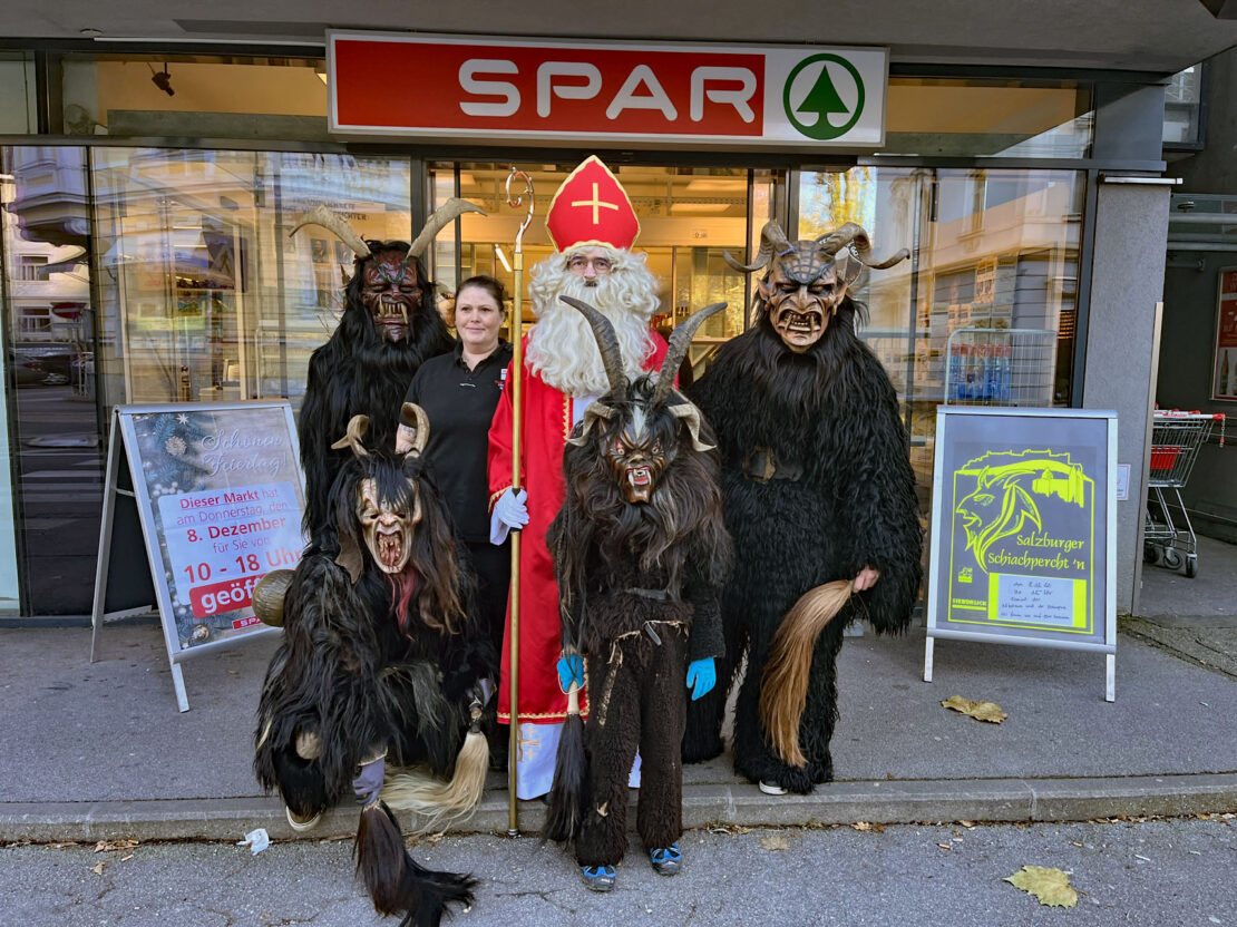 Nikolausbesuch im Spar Markt Homburg, 8. Dezember 2022 | Salzburger Schiachpercht'n und Krampusse
