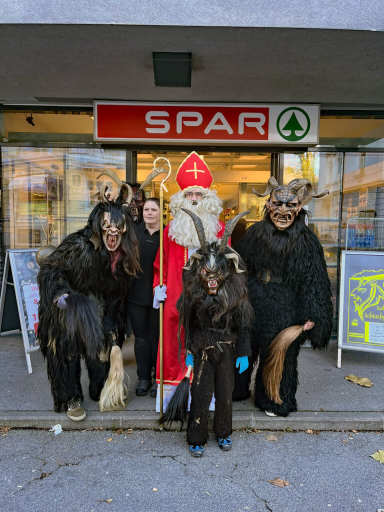 Nikolausbesuch im Spar Markt Homburg, 8. Dezember 2022 | Salzburger Schiachpercht'n und Krampusse