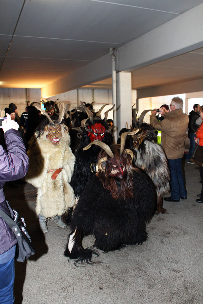 Flohmarkt beim Adler, 1. Dezember 2013 | Salzburger Schiachpercht'n und Krampusse