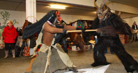 Flohmarkt beim Adler, 1. Dezember 2013 | Salzburger Schiachpercht'n und Krampusse