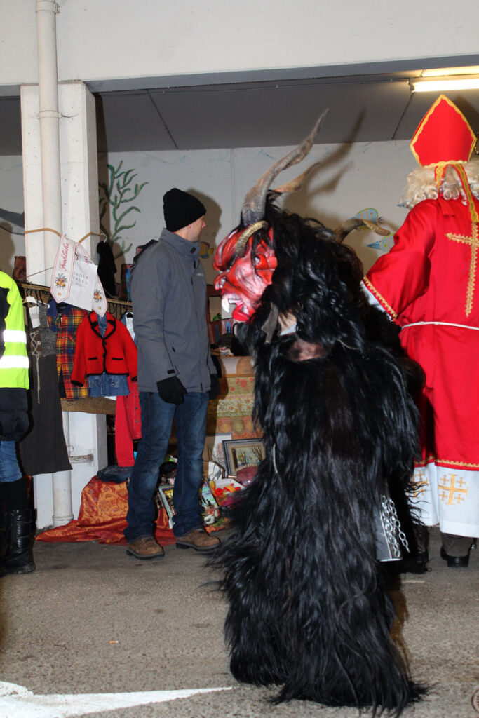 Flohmarkt beim Adler, 1. Dezember 2013 | Salzburger Schiachpercht'n und Krampusse