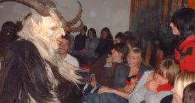 Krampuskränzchen im Kolpinghaus Salzburg, 4. Dezember 2007 | Salzburger Schiachpercht'n und Krampusse