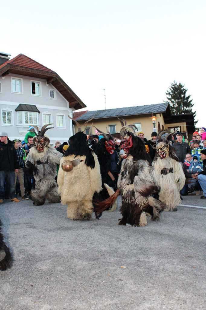 Kinderkrampuslauf Obertrum, 4. Dezember 2013 | Salzburger Schiachpercht'n und Krampusse