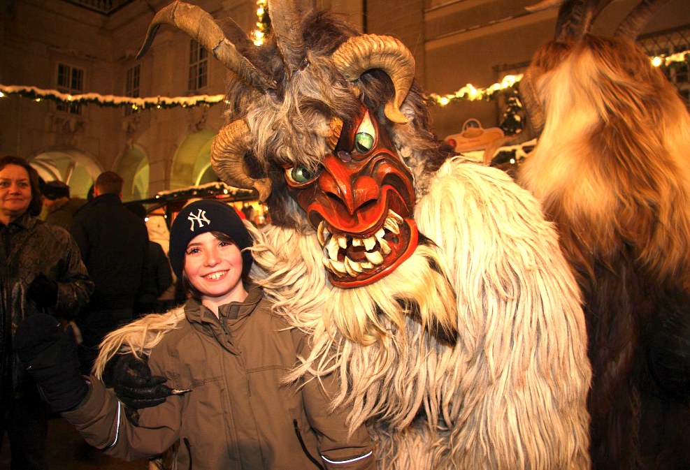 Perchtenlauf Christkindlmarkt Salzburg. 21. Dezember 2009