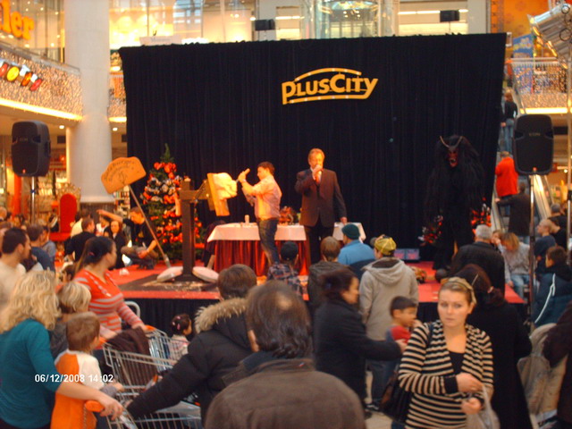 Krampuslauf in der PlusCity Linz, 6. Dezember 2008 | Salzburger Schiachpercht'n und Krampusse