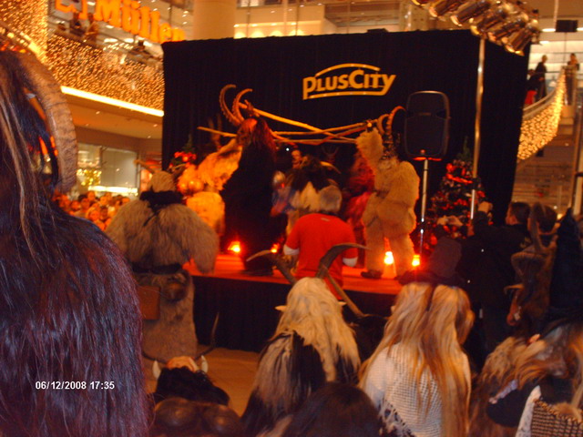 Krampuslauf in der PlusCity Linz, 6. Dezember 2008 | Salzburger Schiachpercht'n und Krampusse