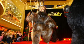 Krampuslauf in der PlusCity Linz, 6. Dezember 2008 | Salzburger Schiachpercht'n und Krampusse