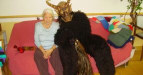 Nikolausbesuch im Seniorenheim Hallwang, 6. Dezember 2009 | Salzburger Schiachpercht'n und Krampusse