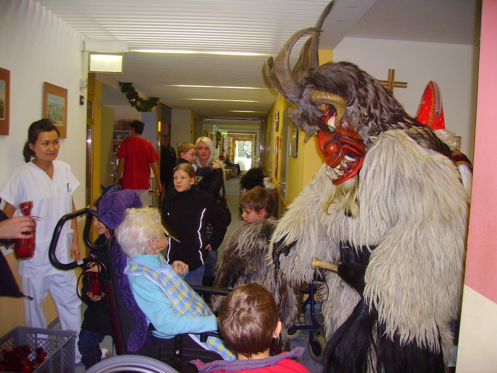 Nikolausbesuch im Seniorenheim Hallwang, 6. Dezember 2009 | Salzburger Schiachpercht'n und Krampusse