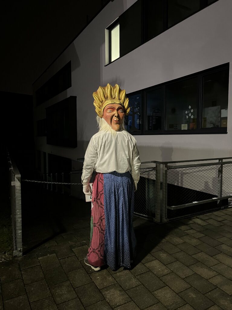 Die schöne Seite der Frau Perchta. Figur der Nockstoa Perchten auf der Walser Perchten Hoagascht, 6. Jänner 2024