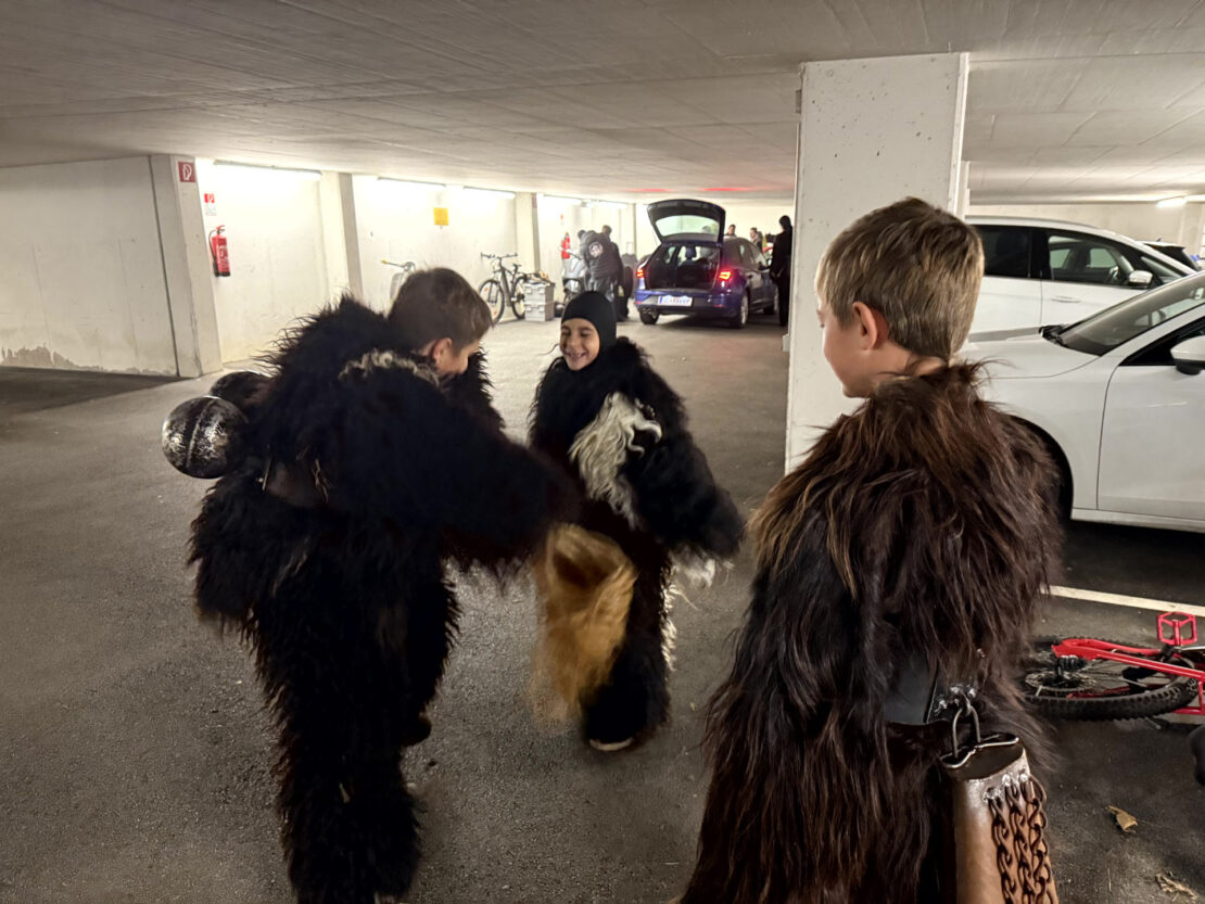 Krampuslauf der Kinder und Erwachsenen der Dorcha Pass, Fürstenbrunn/Salzbug, 29. November 2024 | Salzburger Schiachpercht'n und Krampusse