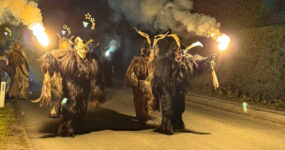 Krampuslauf der Kinder und Erwachsenen der Dorcha Pass, Fürstenbrunn/Salzbug, 29. November 2024 | Salzburger Schiachpercht'n und Krampusse