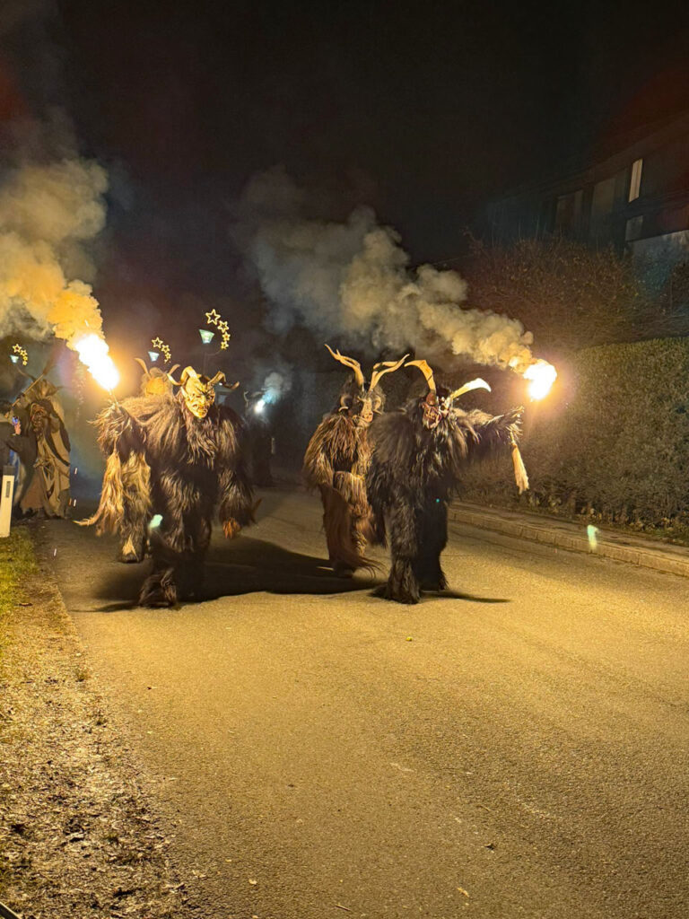 Krampuslauf der Kinder und Erwachsenen der Dorcha Pass, Fürstenbrunn/Salzbug, 29. November 2024 | Salzburger Schiachpercht'n und Krampusse