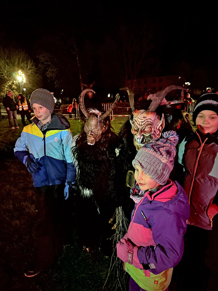 Krampuslauf der Kinder und Erwachsenen der Dorcha Pass, Fürstenbrunn/Salzbug, 29. November 2024 | Salzburger Schiachpercht'n und Krampusse