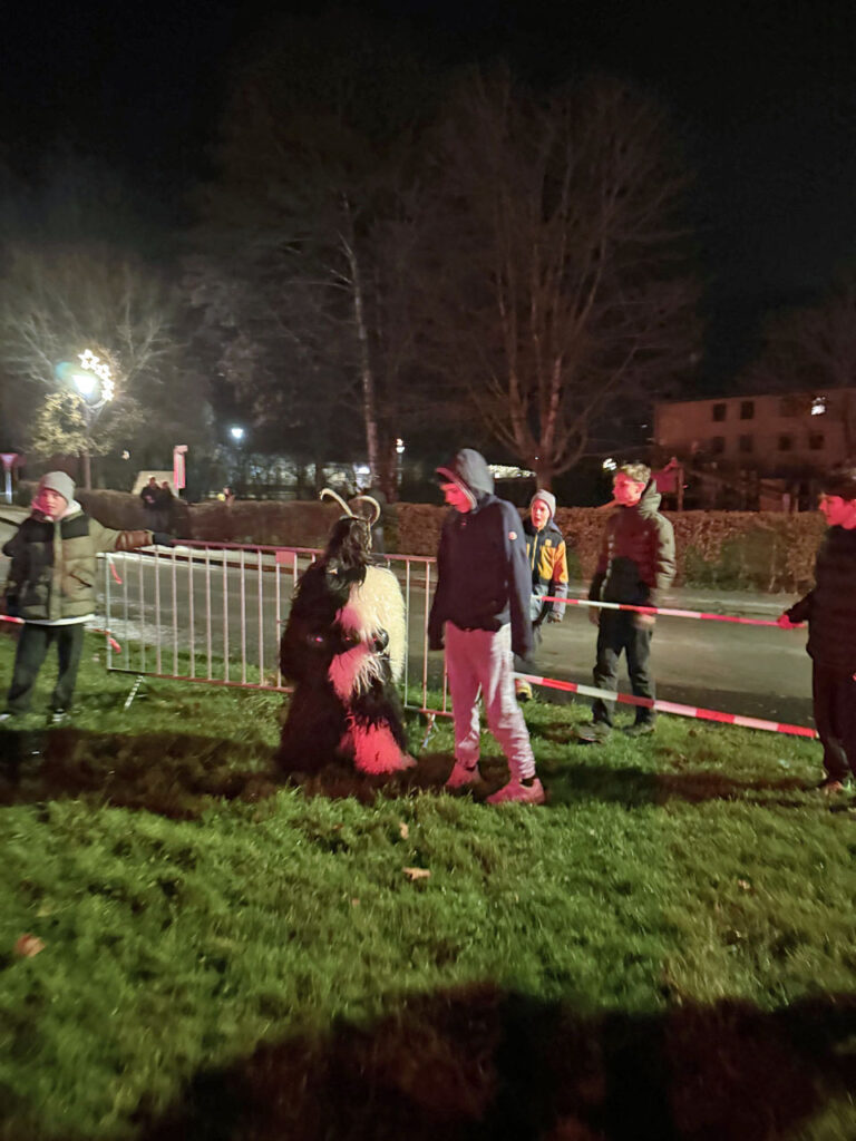 Krampuslauf der Kinder und Erwachsenen der Dorcha Pass, Fürstenbrunn/Salzbug, 29. November 2024 | Salzburger Schiachpercht'n und Krampusse