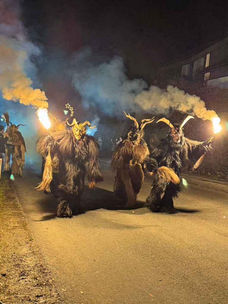 Krampuslauf der Kinder und Erwachsenen der Dorcha Pass, Fürstenbrunn/Salzbug, 29. November 2024 | Salzburger Schiachpercht'n und Krampusse