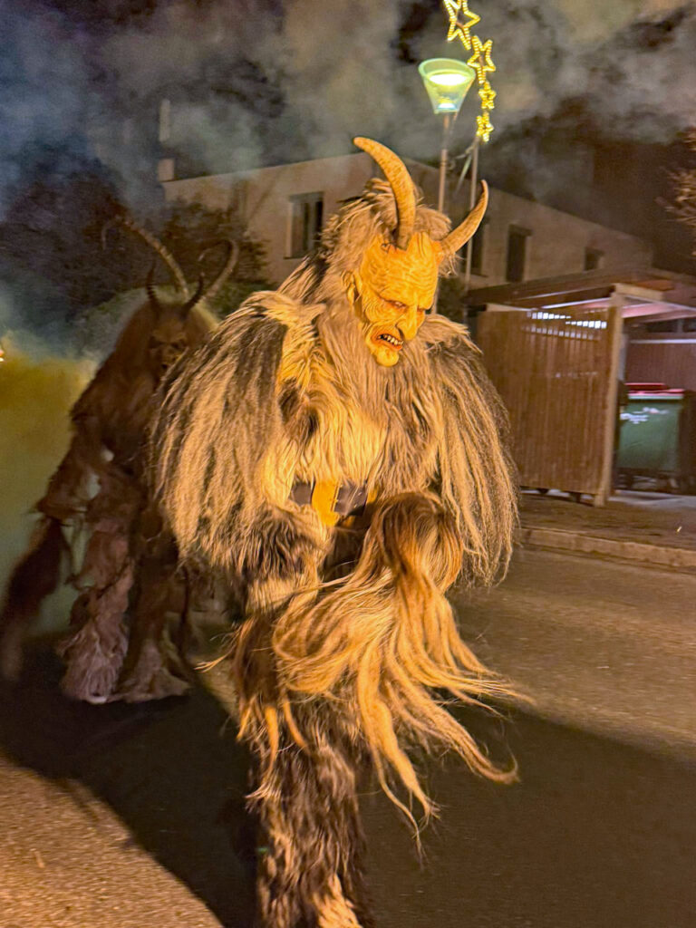 Krampuslauf der Kinder und Erwachsenen der Dorcha Pass, Fürstenbrunn/Salzbug, 29. November 2024 | Salzburger Schiachpercht'n und Krampusse