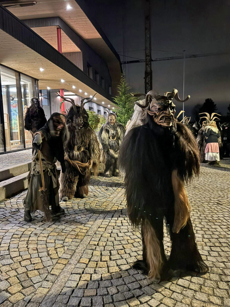 Krampuslauf der Kinder und Erwachsenen der Dorcha Pass, Fürstenbrunn/Salzbug, 29. November 2024 | Salzburger Schiachpercht'n und Krampusse