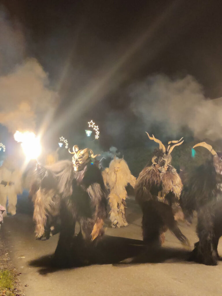 Krampuslauf der Kinder und Erwachsenen der Dorcha Pass, Fürstenbrunn/Salzbug, 29. November 2024 | Salzburger Schiachpercht'n und Krampusse