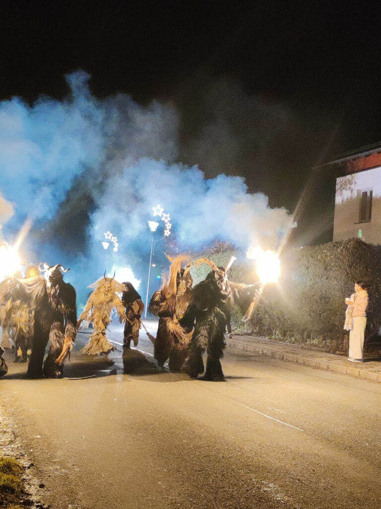 Krampuslauf der Kinder und Erwachsenen der Dorcha Pass, Fürstenbrunn/Salzbug, 29. November 2024 | Salzburger Schiachpercht'n und Krampusse