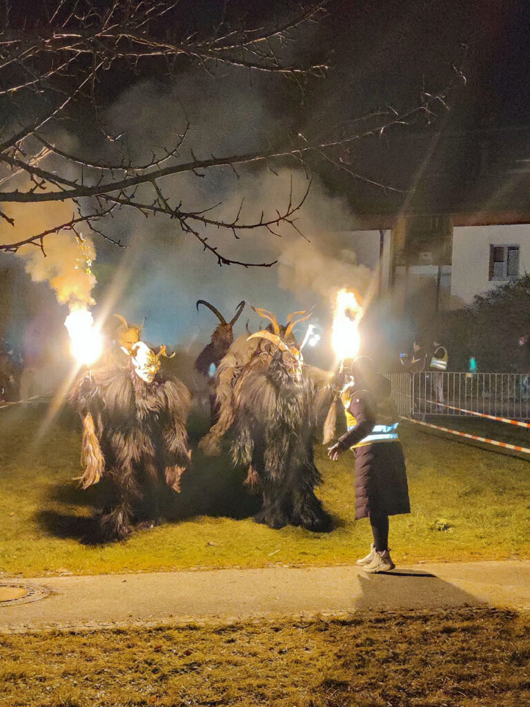 Krampuslauf der Kinder und Erwachsenen der Dorcha Pass, Fürstenbrunn/Salzbug, 29. November 2024 | Salzburger Schiachpercht'n und Krampusse