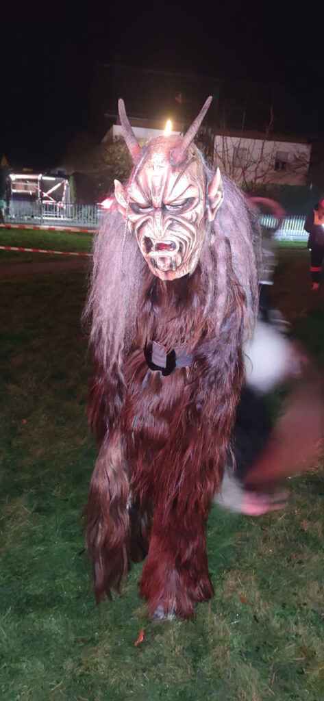 Krampuslauf der Kinder und Erwachsenen der Dorcha Pass, Fürstenbrunn/Salzbug, 29. November 2024 | Salzburger Schiachpercht'n und Krampusse