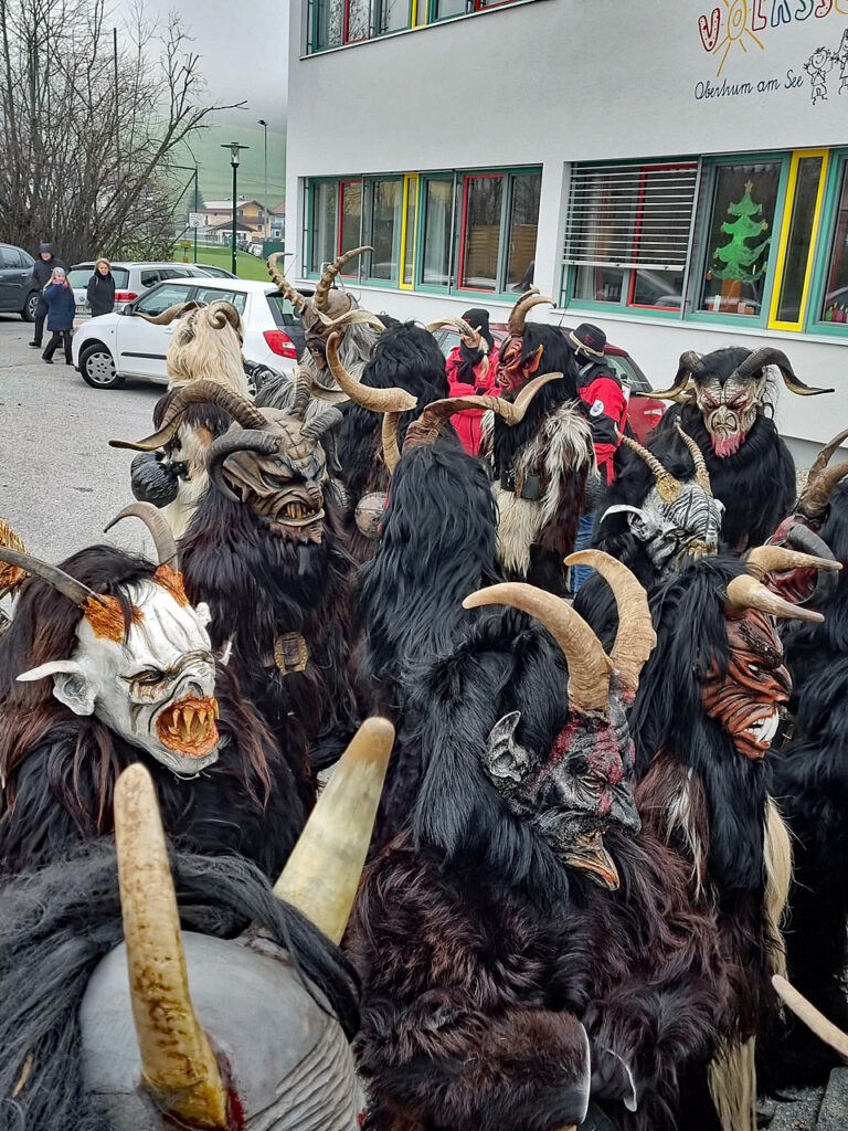 Kinderkrampuslauf in Obertrum am See, 1. Dezember 2024 | Salzburger Schiachpercht'n und Krampusse