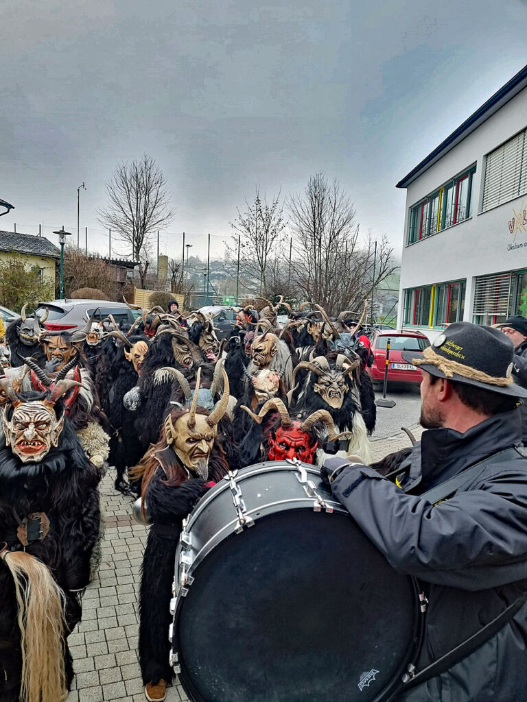 Kinderkrampuslauf in Obertrum am See, 1. Dezember 2024 | Salzburger Schiachpercht'n und Krampusse