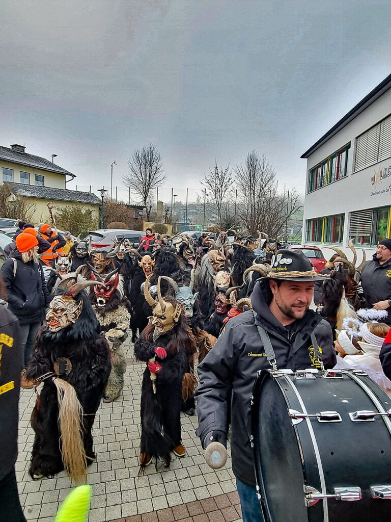 Kinderkrampuslauf in Obertrum am See, 1. Dezember 2024 | Salzburger Schiachpercht'n und Krampusse