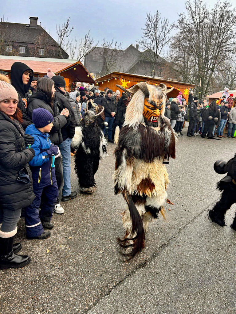 Kinderkrampuslauf in Obertrum am See, 1. Dezember 2024 | Salzburger Schiachpercht'n und Krampusse