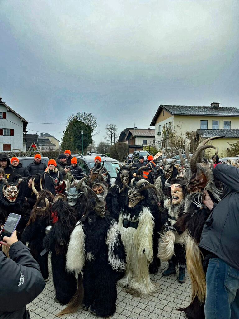 Kinderkrampuslauf in Obertrum am See, 1. Dezember 2024 | Salzburger Schiachpercht'n und Krampusse