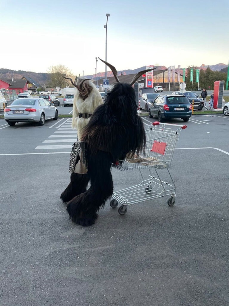 Besuch beim Sparmarkt Bergheim, 30. November 2024, Salzburger Schiachpercht'n & Krampusse