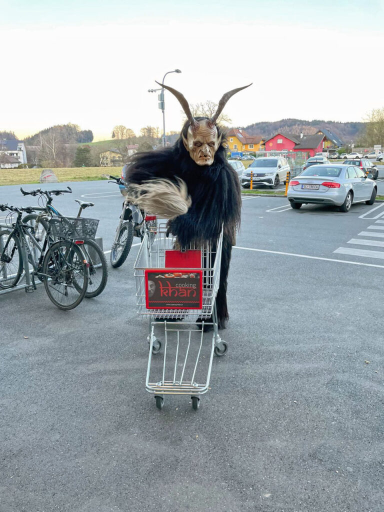 Besuch beim Sparmarkt Bergheim, 30. November 2024, Salzburger Schiachpercht'n & Krampusse