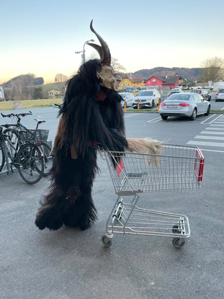 Besuch beim Sparmarkt Bergheim, 30. November 2024, Salzburger Schiachpercht'n & Krampusse