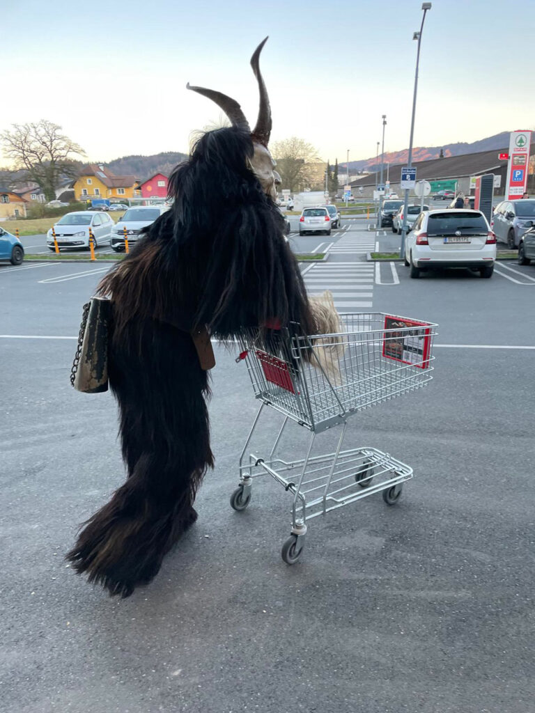 Besuch beim Sparmarkt Bergheim, 30. November 2024, Salzburger Schiachpercht'n & Krampusse