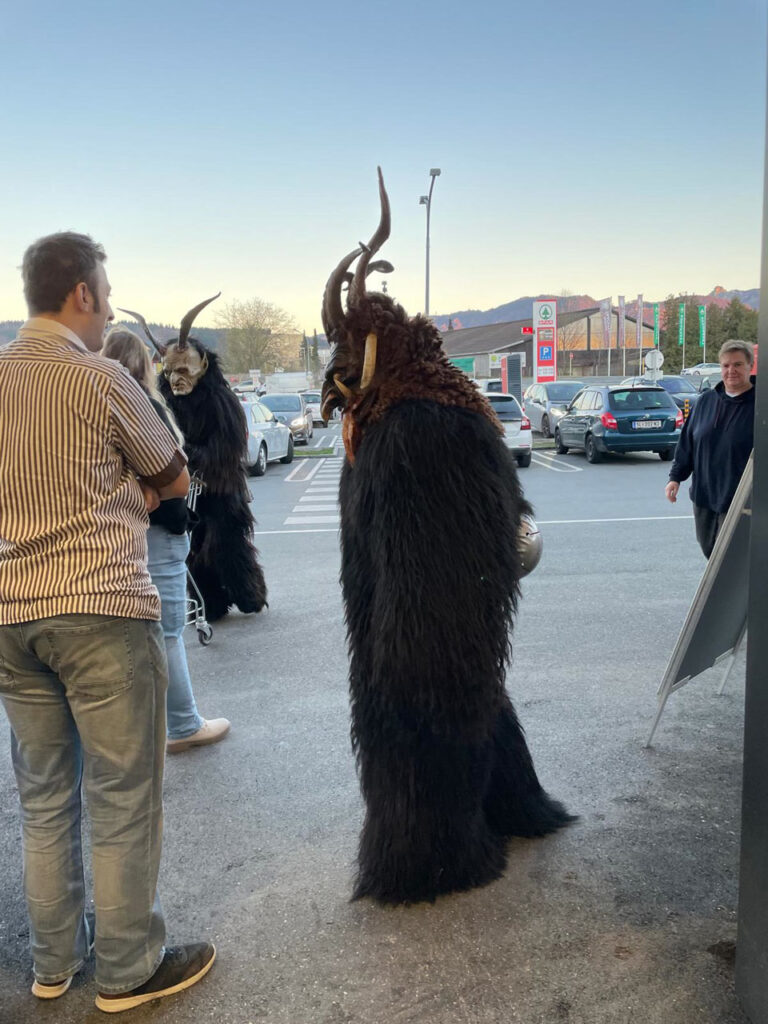 Besuch beim Sparmarkt Bergheim, 30. November 2024, Salzburger Schiachpercht'n & Krampusse