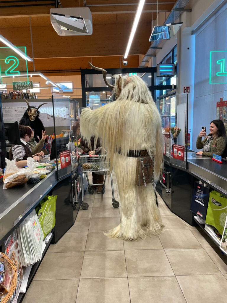 Besuch beim Sparmarkt Bergheim, 30. November 2024, Salzburger Schiachpercht'n & Krampusse