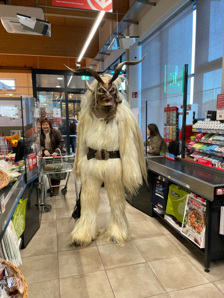 Besuch beim Sparmarkt Bergheim, 30. November 2024, Salzburger Schiachpercht'n & Krampusse