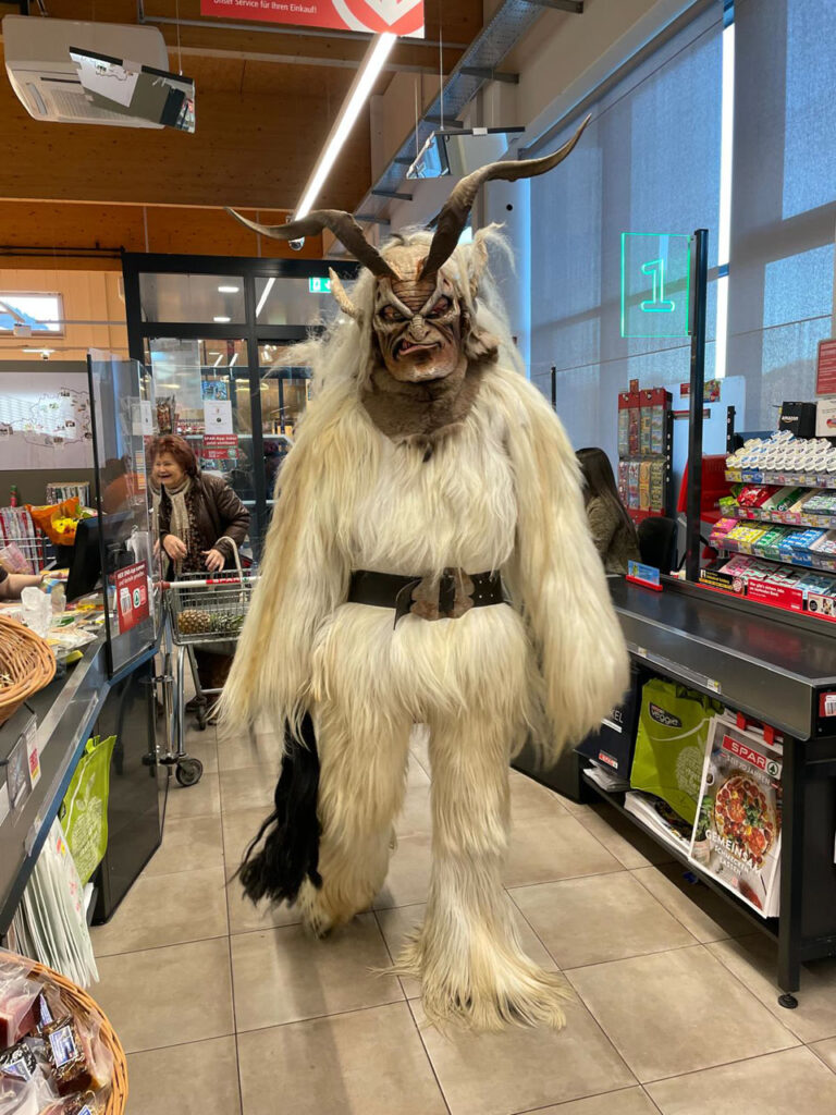 Besuch beim Sparmarkt Bergheim, 30. November 2024, Salzburger Schiachpercht'n & Krampusse