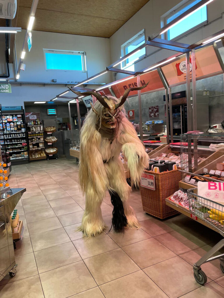 Besuch beim Sparmarkt Bergheim, 30. November 2024, Salzburger Schiachpercht'n & Krampusse