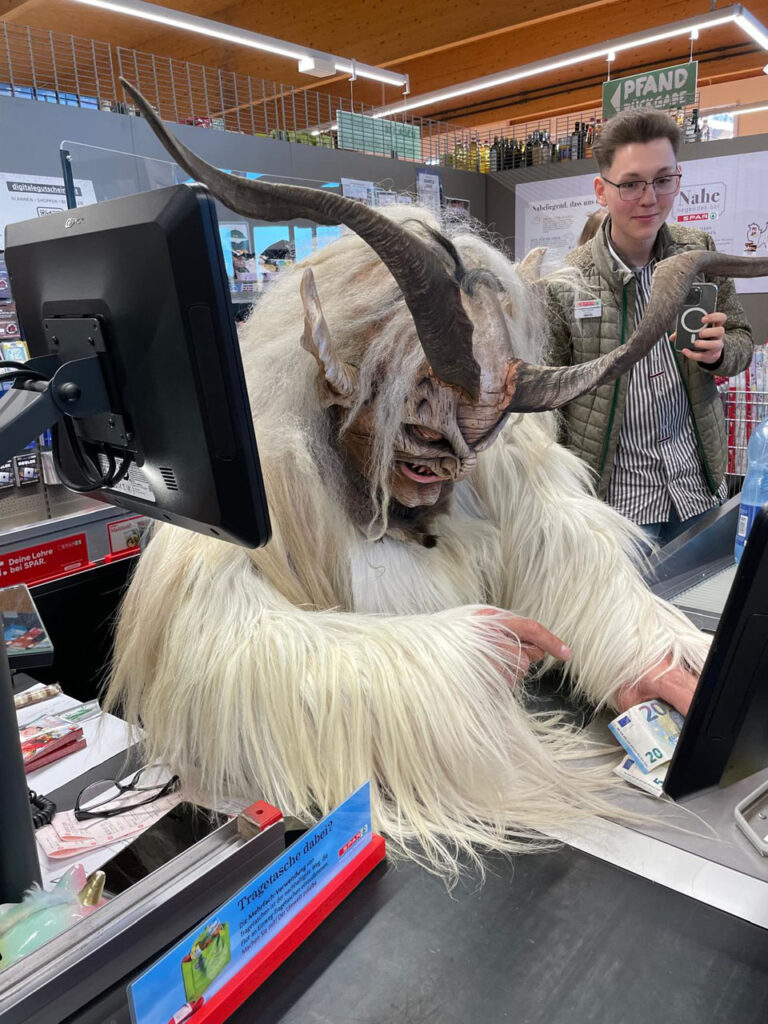 Besuch beim Sparmarkt Bergheim, 30. November 2024, Salzburger Schiachpercht'n & Krampusse