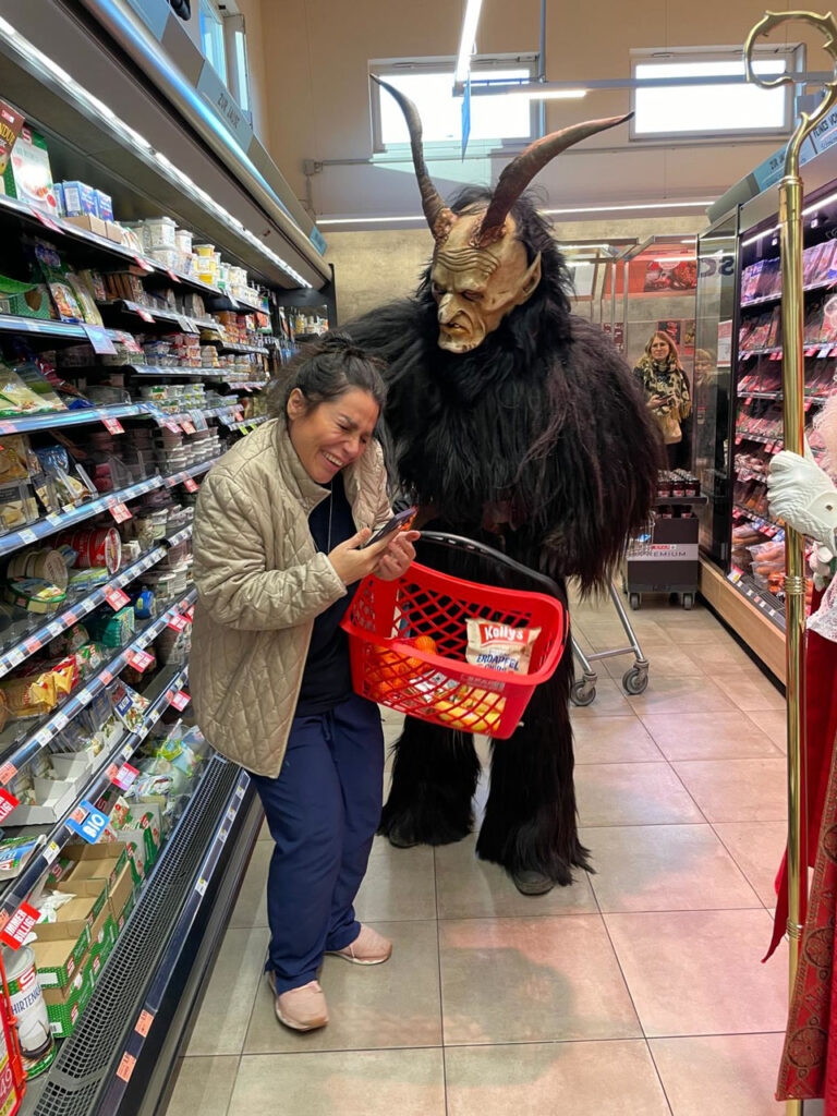 Besuch beim Sparmarkt Bergheim, 30. November 2024, Salzburger Schiachpercht'n & Krampusse