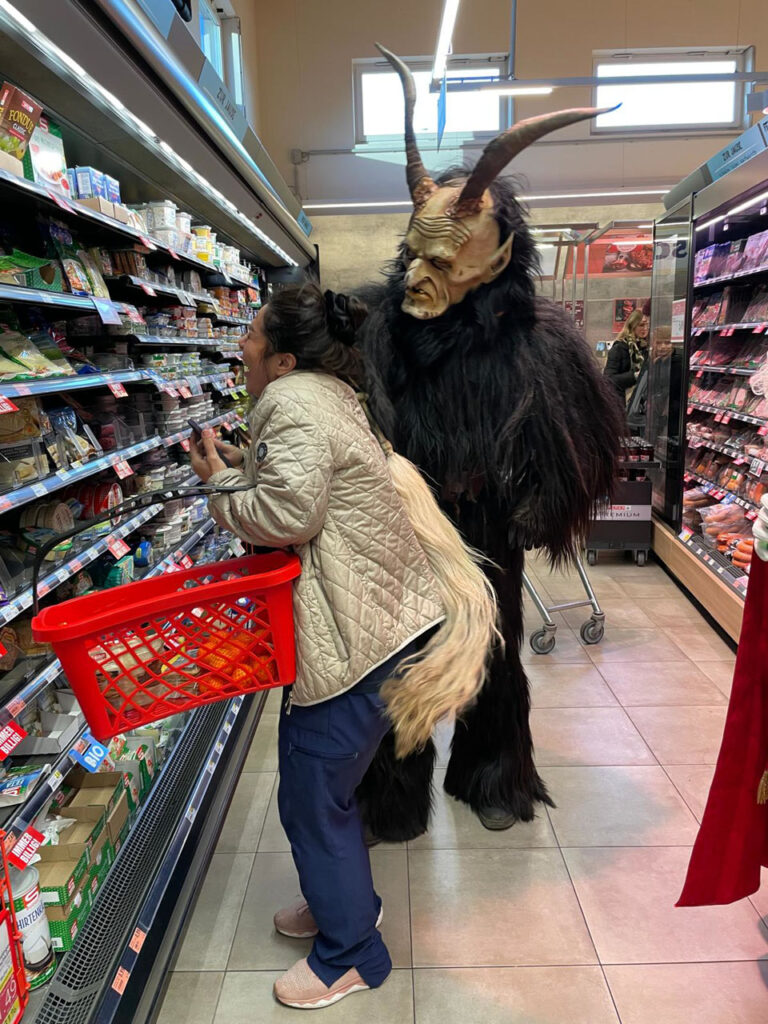 Besuch beim Sparmarkt Bergheim, 30. November 2024, Salzburger Schiachpercht'n & Krampusse