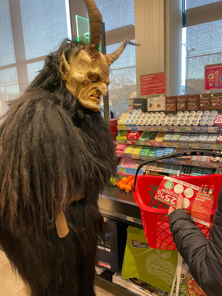 Besuch beim Sparmarkt Bergheim, 30. November 2024, Salzburger Schiachpercht'n & Krampusse