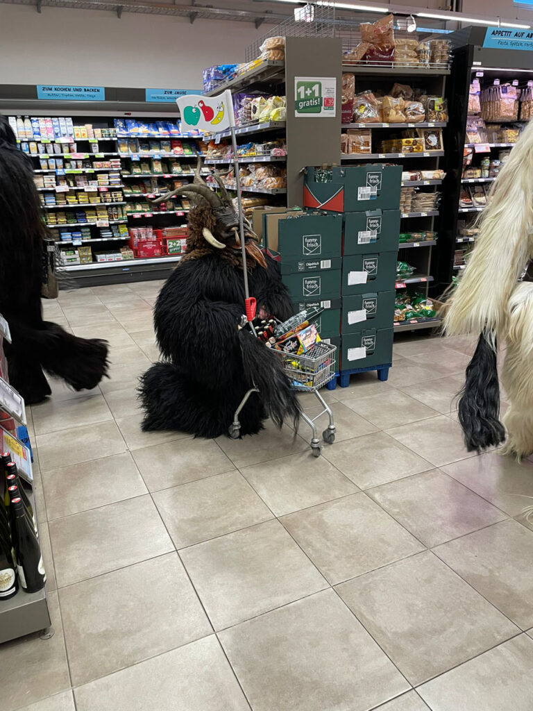 Besuch beim Sparmarkt Bergheim, 30. November 2024, Salzburger Schiachpercht'n & Krampusse