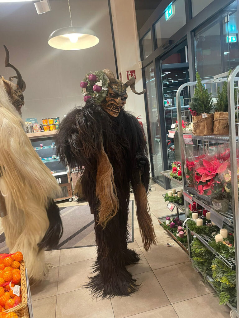 Besuch beim Sparmarkt Bergheim, 30. November 2024, Salzburger Schiachpercht'n & Krampusse